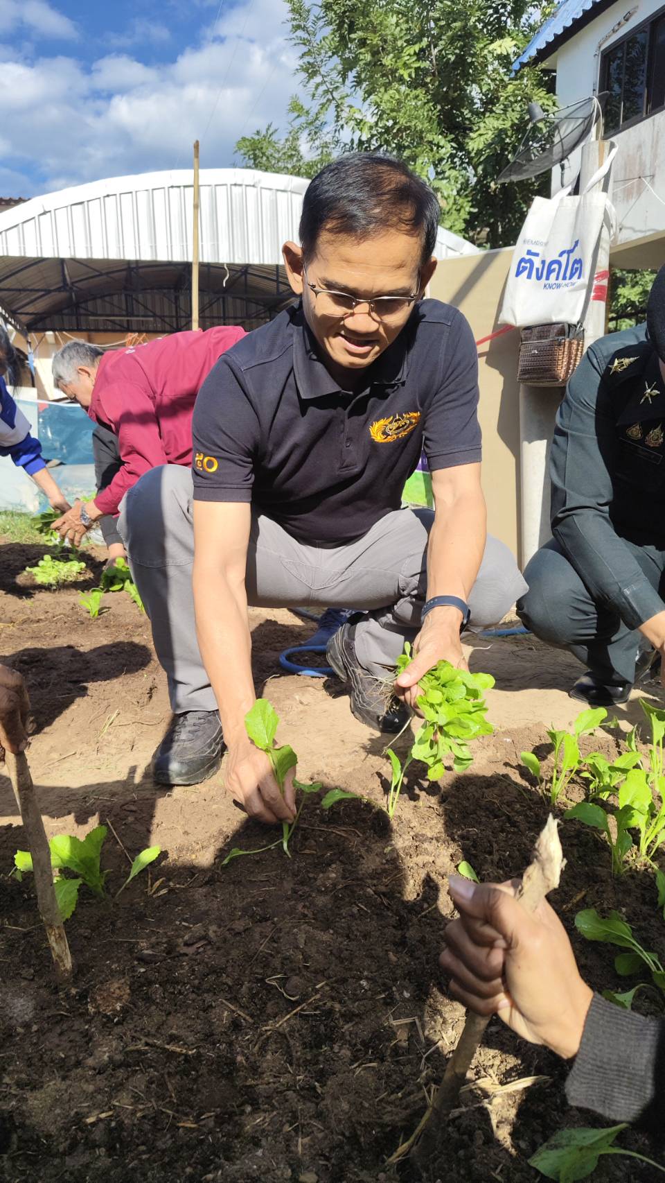 สพอ.นคนไทย: Kick Off “บ้านนี้มีรัก ปลูกผักกินเอง” ปลูกผักบ้านพักนายอำเภอตามโครงการ Phitsanulok Model “วิถี 6G : สร้างอาหาร สร้างสุข 