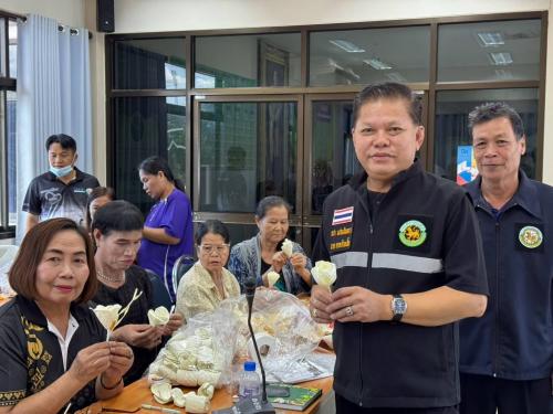 สพอ.นครไทย ร่วมจัดทำดอกไม้จันทน์กับองค์การบริหารส่วนตำบลห้วยเฮี้ย เพื่อเตรียมความพร้อมสำหรับงานพระราชพิธีฯ